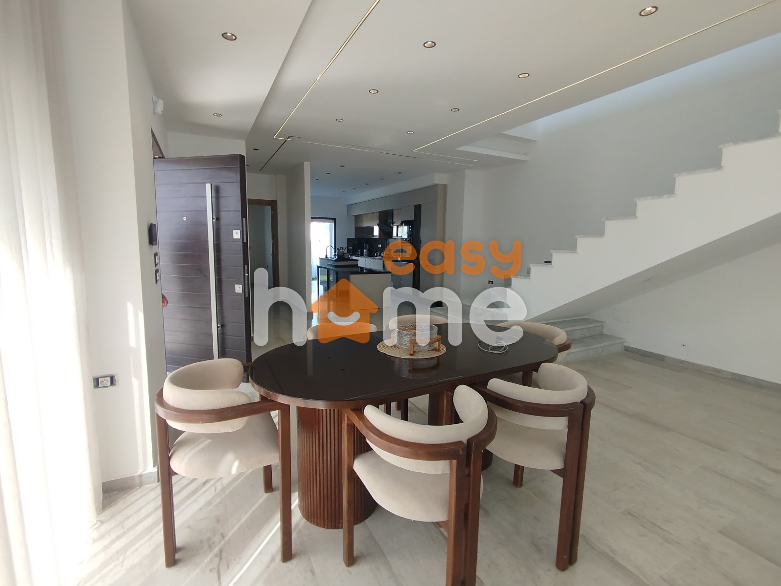 Villa S+4 meublée de 265 m² avec piscine, photo 4